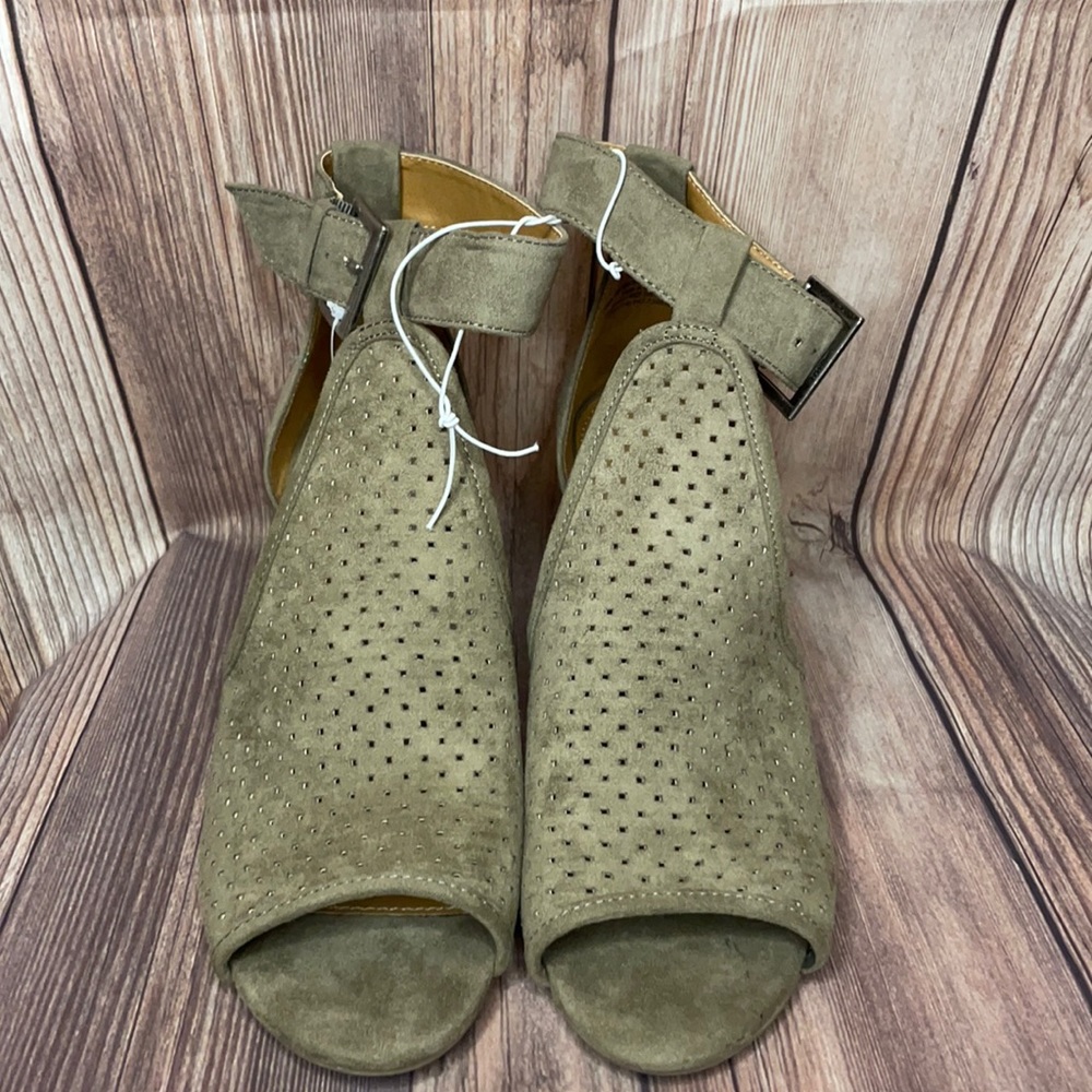 NWT UNIVERSAL THREAD SHOES